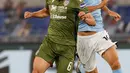 Pemain Cagliari, Marko Rog membawa bola dari kejaran bek Lazio, Marco Parolo pada pertandingan lanjutan Liga Serie A Italia di Stadion Olimpiade Roma, di Roma, Italia, Kamis, (23/7/2020). Lazio menang 2-1 atas Cagliari. (AP Photo/Riccardo De Luca)