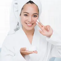 Jerawat sering muncul karena produksi minyak berlebih yang menyumbat pori-pori. Zinc bekerja dengan menyeimbangkan produksi sebum sehingga kulit wajah tidak terlalu berminyak. (foto/dok: freepik)