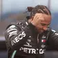 Pembalap Mercedes Lewis Hamilton dari Inggris berselebrasi setelah memenangkan Grand Prix Formula Satu Turki di arena pacuan kuda Istanbul Park di Istanbul, Minggu (15/11/2020). (Tolga Bozoglu/Pool via AP)