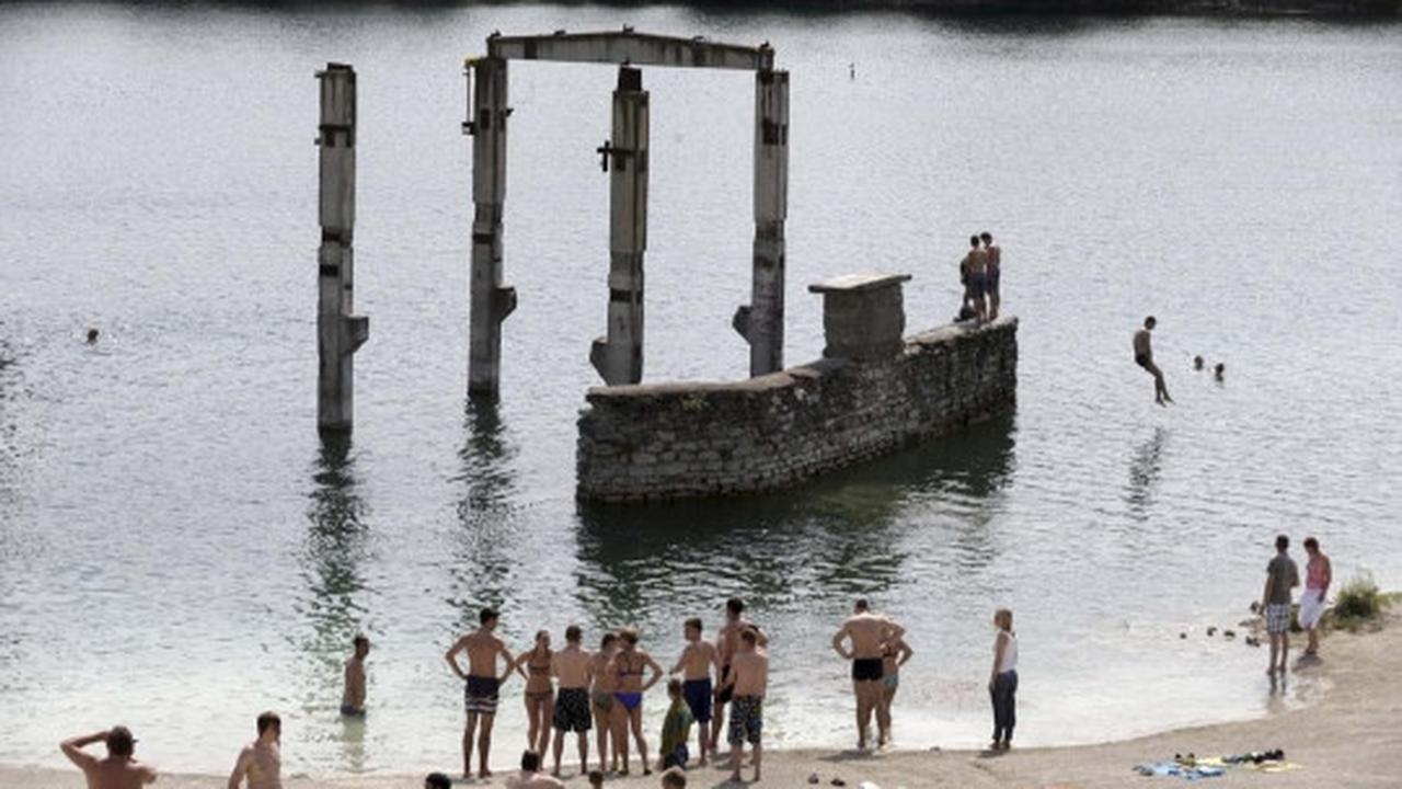 Sensasi angker berenang di danau bekas penjara dan tambang tua
