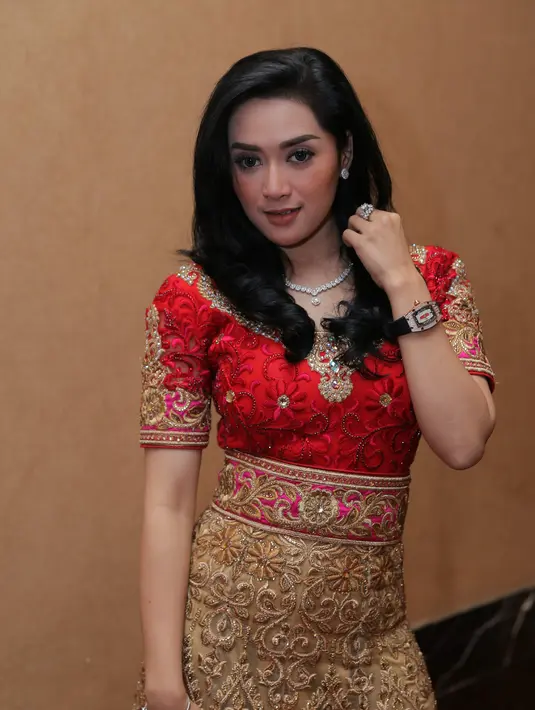 Banyak kenangan janda satu anak itu yang menjadi alasan selalu menyempatkan merayakan Hari Raya Idul Fitri di kampung halamannya. (Andy Masela/Bintang.com)