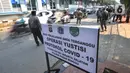 Petugas gabungan menggelar Operasi Yustisi Protokol COVID-19 di Jati Padang, Jakarta Selatan, Kamis (17/9/2020). Operasi itu untuk menegakan penerapan protokol kesehatan, terutama dalam penggunaan masker guna menekan penyebaran virus corona. (merdeka.com/Arie Basuki)