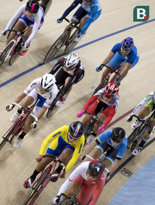 Ayustina Delia Priatna pebalap Indonesia bertarung di cabang balap sepeda trek nomor omnium putri pada Asian Games 2018 di Velodrome, Jakarta, Rabu (29/8/2018). (Bola.com/Peksi Cahyo)