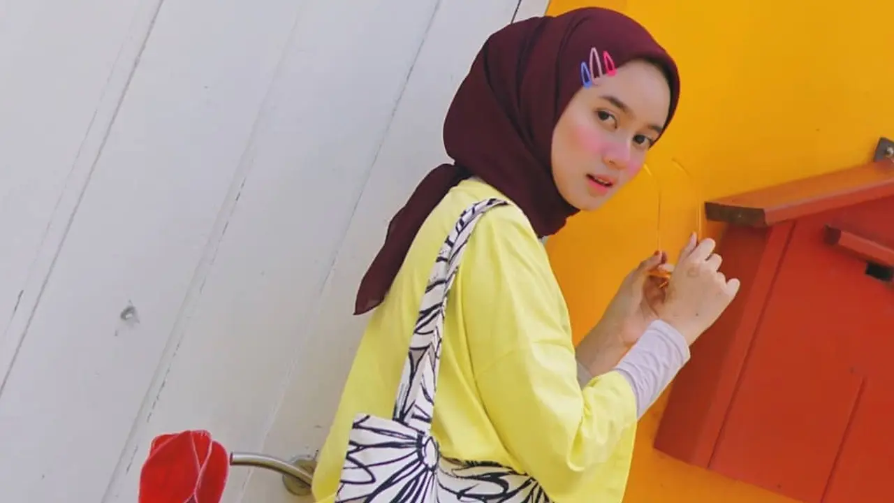 Tred hijab dengan jepitan rambut.