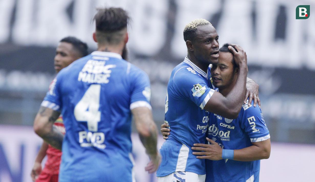 Para pemain Persib Bandung merayakan gol yang dicetak oleh Atep ke gawang Arema FC pada laga Liga 1 di Stadion GBLA, Jawa Barat, Kamis (13/9/2018). (Bola.com/M Iqbal Ichsan)