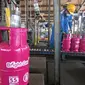 Pekerja melakukan pengisian tabung Bright Gas 5,5 Kg yang dibanderol dengan harga Rp66.000  di Depot and Filling Station LPG Pertamina Plumpang, Jakarta, Selasa (3/11). (Liputan6.com/Angga Yuniar)