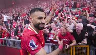 Pemain Liverpool, Mohamed Salah merayakan kemenangan timnya dengan para pendukung dalam laga lanjutan Liga Inggris 2024/2025 melawan Tottenham Hotspur di Anfiled, Liverpool, Inggris, Minggu (27/04/2025) waktu setempat. (AP Photo/Jon Super)