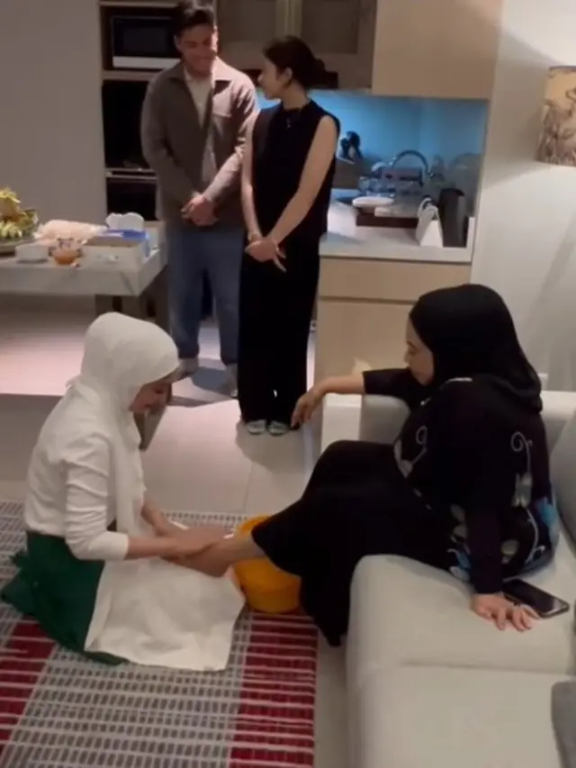Cuci dan Cium Kaki Ibunda, Ini 6 Momen Ultah Annisa Trihapsari yang Sederhana
