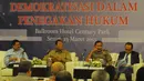 Suasana seminar "Demokratisasi dalam Penegakan Hukum" di Jakarta, Senin (23/3). Seminar tersebut bertujuan agar relasi antar institusi penegakan hukum maupun pelaku penegakan hukum dapat berjalan solid dan saling menguatkan. (Liputan6.com/Herman Zakharia)