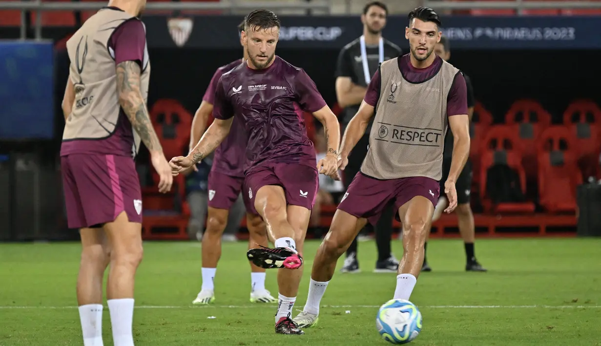 Gelandang Sevilla Ivan Rakitic (tengah) berlatih selama sesi latihan menjelang Piala Super Eropa di stadion Karaiskaki di Athena, pada 15 Agustus 2023. (Louisa GOULIAMAKI / AFP)