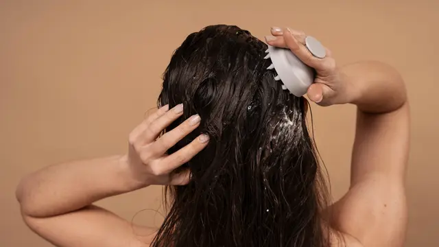 Ilustrasi Wanita Keramas