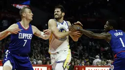 Pemain Warriors, Omri Casspi (tengah) berusaha melewati adangan dua pemain Los Angeles Clippers pada laga NBA basketball game di Staples Center, Los Angeles, (6/1/2018). Warriors 121-105. (AP/Alex Gallardo)