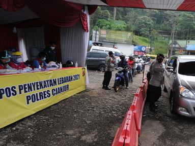 Suasana Pos Penyekatan Lebaran 2021 di Ciloto, Cianjur, Jawa Barat (9/5/2021). Pos penyekatan di parbatasan Bogor dan Cianjur selama 24 jam ini ditujukan kepada kendaraan para pemudik yang selanjutnya akan memutar balik para pemudik dalam upaya pengendalian COVID-19. (merdeka.com/Arie Basuki)