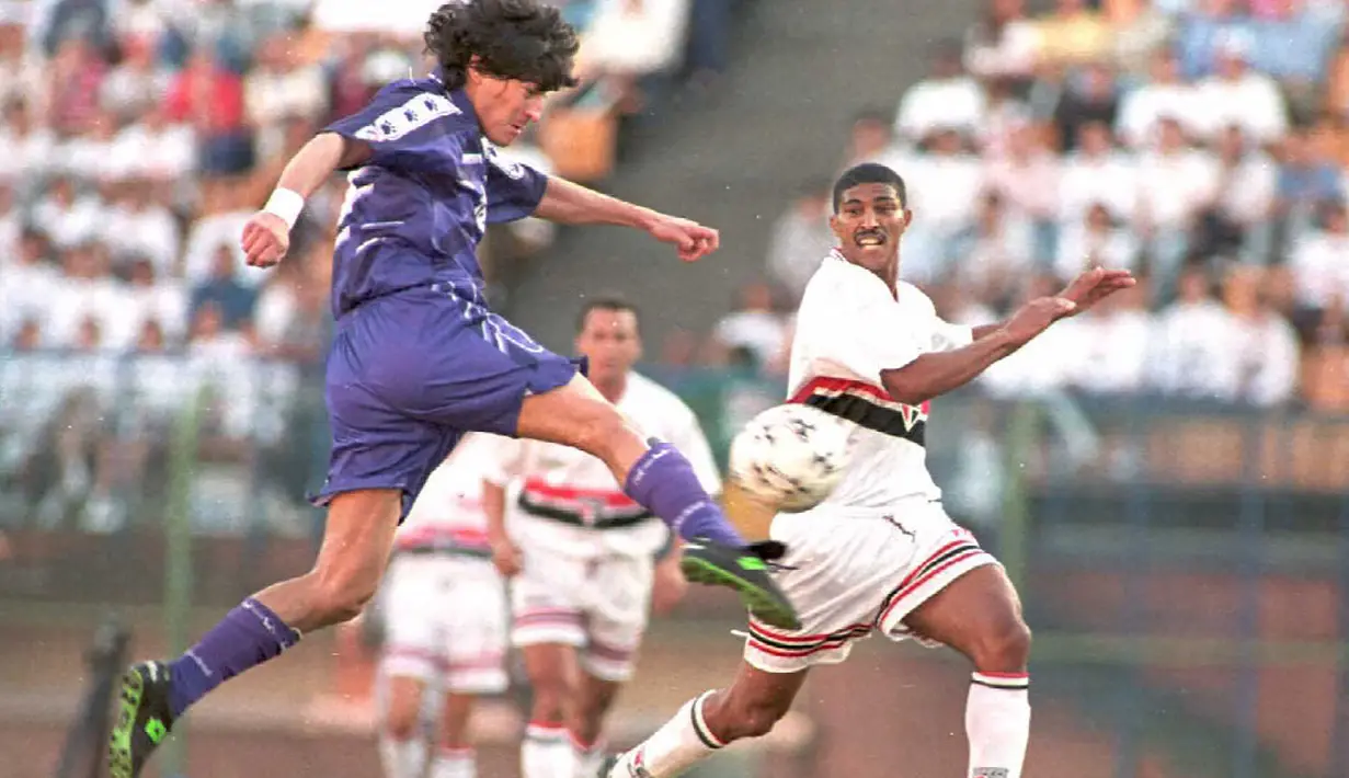 Ivan Zamorano. Striker asal Cile ini didatangkan Real Madrid dari Sevilla pada awal musim 1992/1993. Selama total 4 musim hingga 1995/1996 telah bermain sebanyak 173 penampilan dengan mencetak 101 gol.(AFP/Paulo Whitaker)
