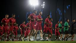 Sejumlah pemain Timnas Indonesia melakukan latihan menjelang FIFA Matchday melawan Burundi di lapangan latih 2, Jakarta International Stadium (JIS), Jakarta, Kamis (23/03/2023). (Bola.com/Bagaskara Lazuardi)