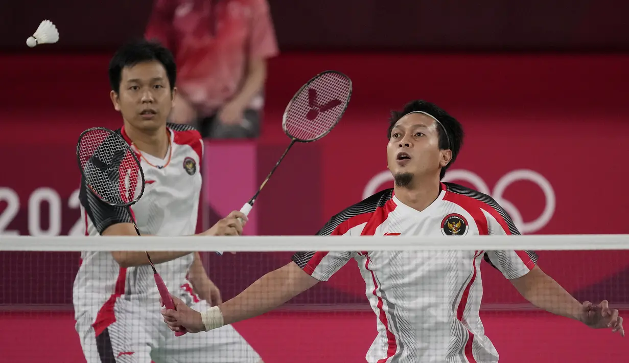 Pertandingan semifinal bulu tangkis ganda putra berlangsung antara Mohammad Ahsan dan Hendra Setiawan melawan Lee Yang dan Wang Chi-Lin dari Chinese Taipei. Ahsan/Hendra diunggulkan secara peringkat, namun Lee/Wang berhasil memenang di pertemuan terakhir mereka. (Foto: AP/Dita Alangkara)