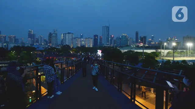 Menikmati Pemandangan Ibu Kota dari Skywalk Senayan Park