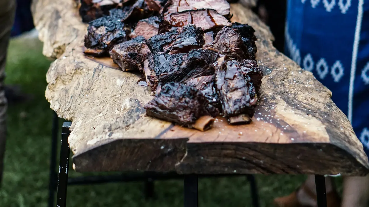 Ilustrasi Daging Asap yang Diawetkan//copyright pexels/Anna Guerrero