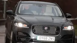 Mantan pelatih Manchester United, Jose Mourinho meninggalkan lapangan Carrington klub di Manchester, Inggris (18/12). Mourinho mempersembahkan gelar Community Shield, Piala Liga Inggris, dan Liga Eropa bagi MU. AP Photo / Jon Super)
