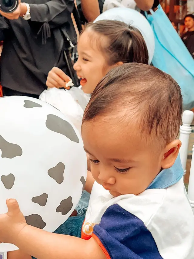 6 Potret Lucu Rayyanza dan Gempi Makan Popcorn di Ulang Tahun Xabiru