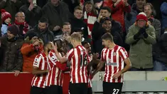 Penyerang Brentford, Yoane Wissa berselebrasi dengan rekan setimnya usai mencetak gol ke gawang Liverpool pada pertandingan lanjutan Liga Inggris di di Gtech Community Stadium di London, Selasa (3/1/2023). Brentford menang atas Liverpool dengan skor 3-1. (AP Photo/Ian Walton)