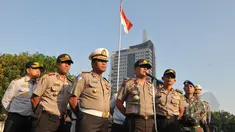 Polda Metro jaya menggelar Apel  "operasi patuh jaya 2015" di lapangan dit lantas Polda metro jaya yang dipimpin kapolda metro jaya Irjen Pol Unggung Cahyono, Jakarta, Rabu (27/5/2015). (Liputan6.com/Herman Zakharia)