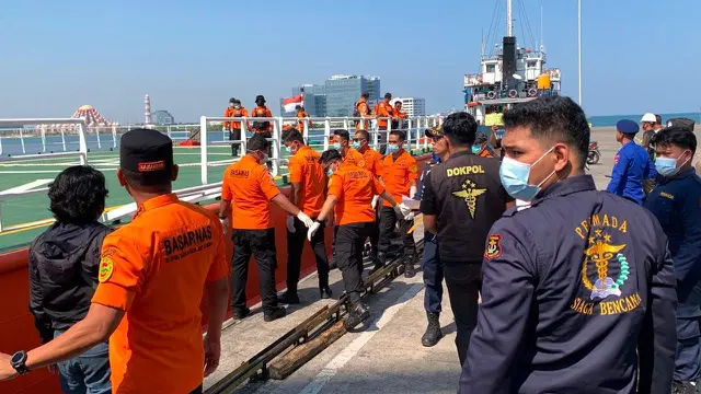 Operasi SAR hari terakhir pencarian korban tenggelamnya KM Nurul Salsa. (Liputan6.com/Fauzan)