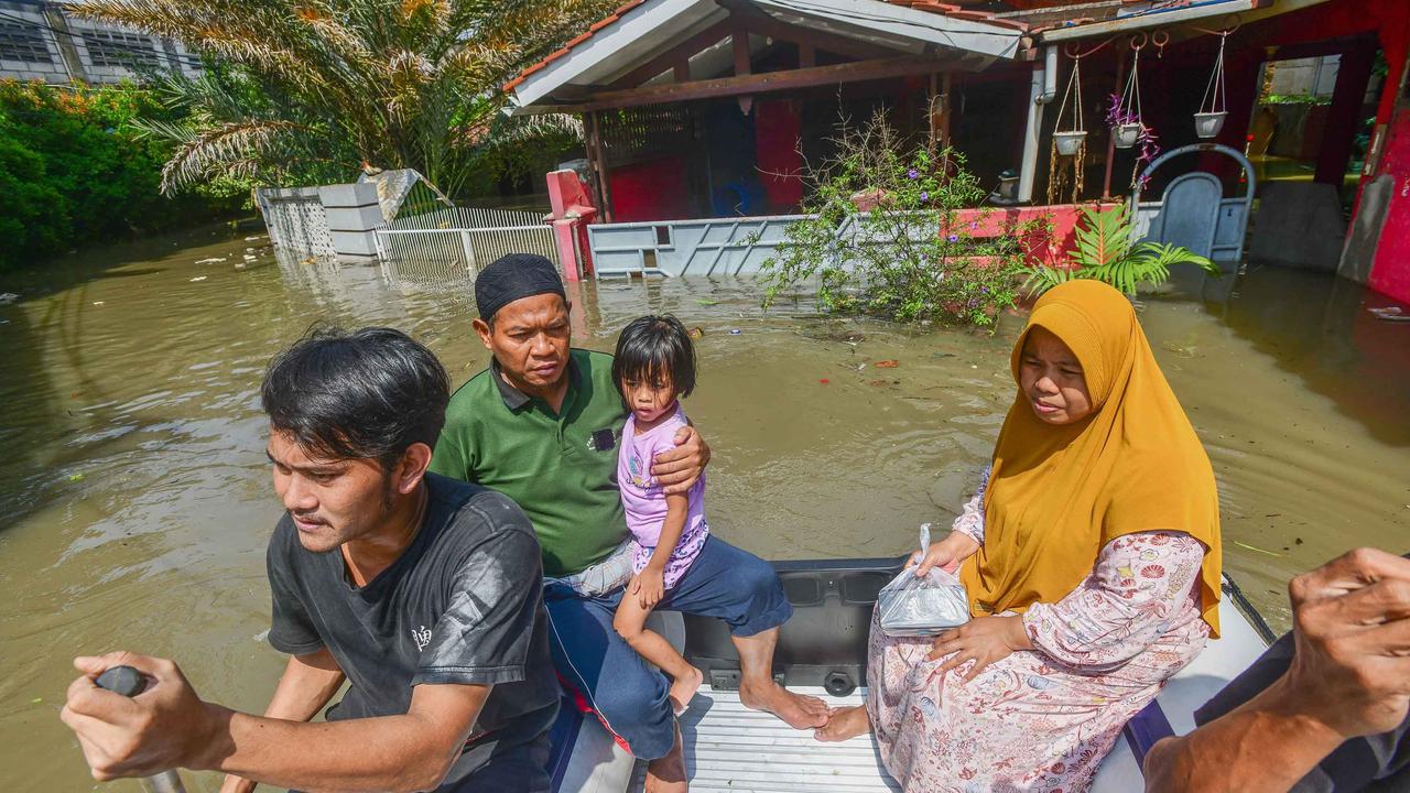 FOTO: Banjir Luapan Kali Angke, Pemuda Tangerang Bahu-Membahu Evakuasi Warga