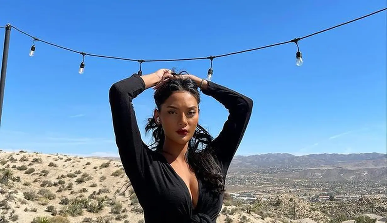 Tampil fierce, Erika Carlina menunjukkan pesonanya kembali dengan twisted long sleeve crop top. Dengan aksen pita di depan, yang memperkuat pesona cewek mamba. (instagram/eri.carl)