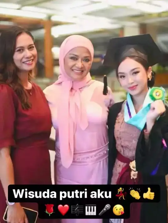 Kompak menghadiri wisuda putrinya, Nabila. Dari beberapa potretnya, Nabila tampak juga dekat dengan ibu sambungnya. Momen Betharia Sonata akrab dengan istri baru mantan suaminya. [Instagram/arumi_ningsihh]
