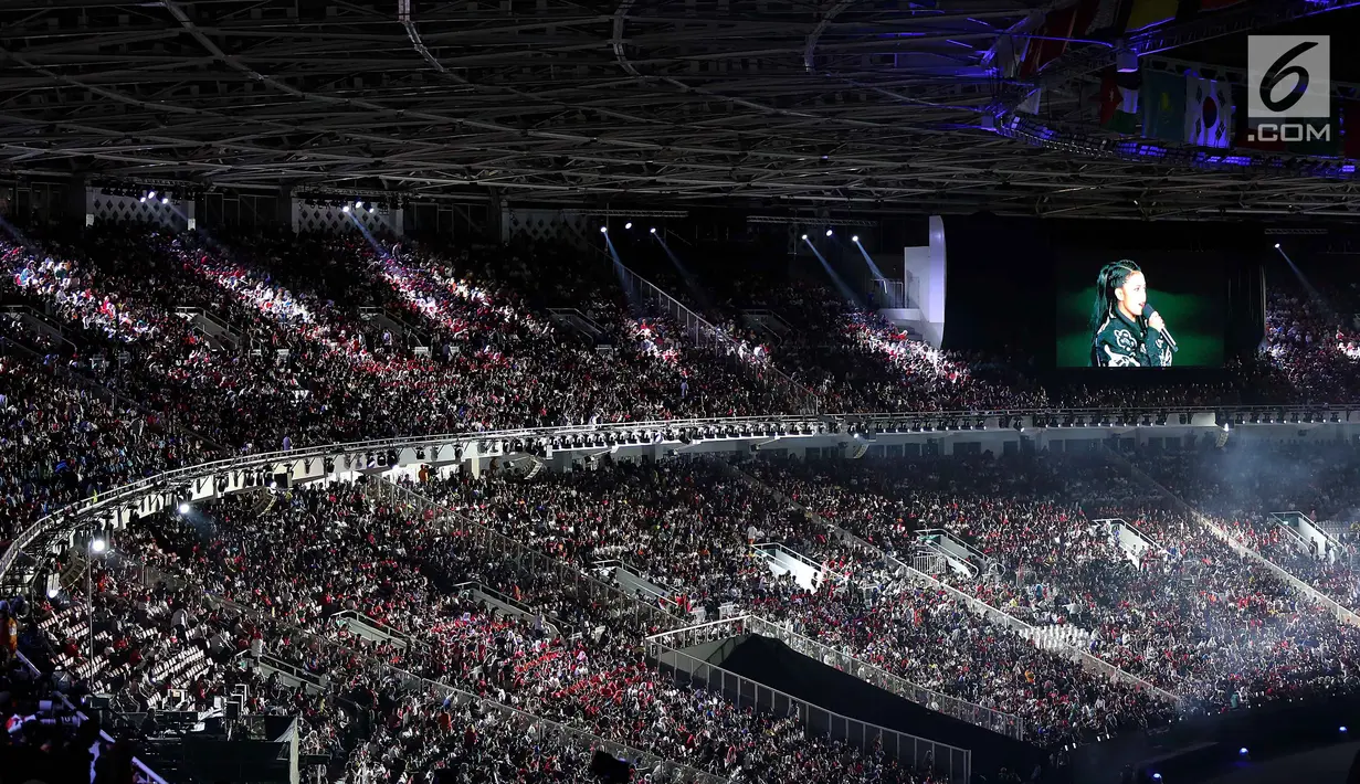 Penyanyi Citra Scholastika mengibur penonton jelang pembukaan Asian Games 2018 di Stadion Gelora Bung Karno, Jakarta, Sabtu (18/8). Dengan slogan "Energy of Asia", upacara pembukaan Asian Games mengusung budaya khas Indonesia. (Liputan6.com/ Fery Pradolo)