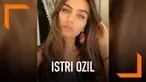 Amine Gulse mencuri perhatian publik usai menikah dengan Mesut Ozil. Wanita berdarah Swedia-Turki ini merupakan Miss Turki pada 2014.