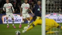Pemain Paris Saint-Germain, Kylian Mbappe, berusaha mencetak gol ke gawang Rennes pada laga Semifinal Piala Prancis di Stadion Parc des Princes, Rabu (3/4/2024). Satu-satunya gol dicetak oleh Kylian Mbappe. (AP Photo/Thibault Camus)