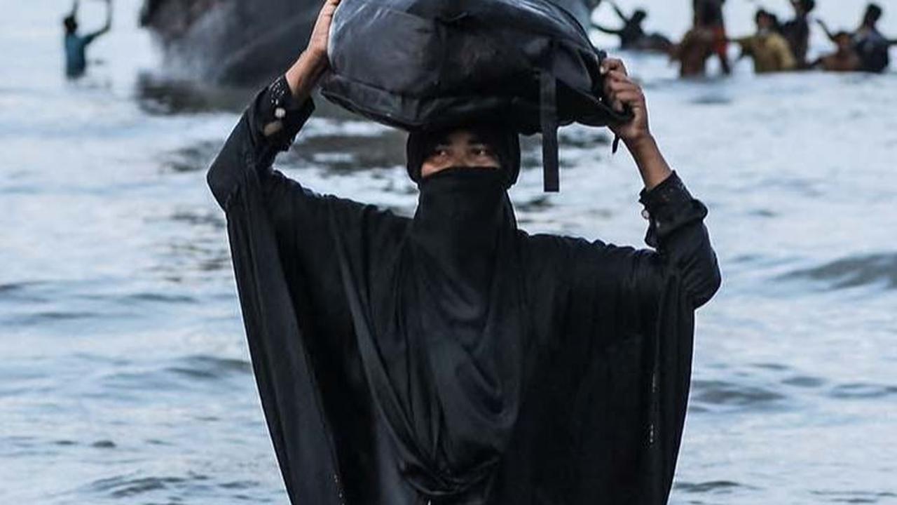 FOTO: Penampakan Kapal Kayu Berisi Ratusan Pengungsi Rohingya yang Ditolak Warga Aceh