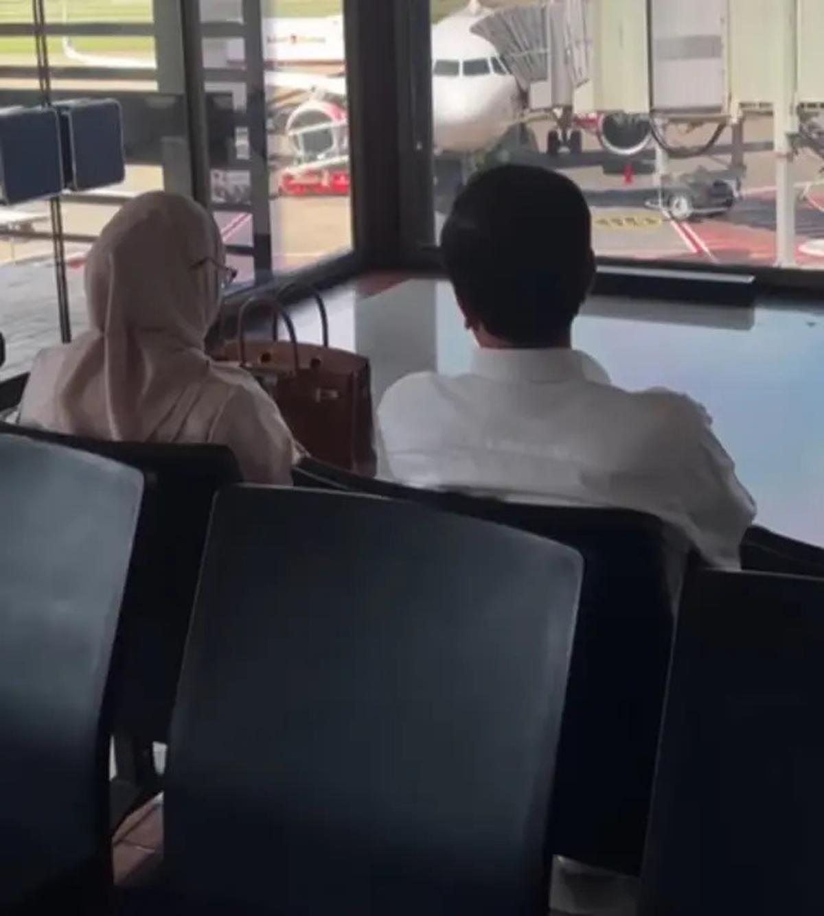 Gaya Mentereng Iriana Naik Pesawat Komersial Bareng Jokowi