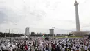 Massa demo 2 Desember memadati lapangan Monas, Jakarta, Jumat (2/12). Demo 2 Desember ini  digelar sebagai lanjutan dari aksi 4 November 2016. (Liputan6.com/Faizal Fanani)