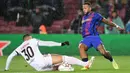 Kembali dari kamar ganti, Barcelona tampil lebih agresif. Peluang emas didapatkan oleh Memphis Depay. Sayangnya, usaha pemain asal Belanda tersebut masih bisa digagalkan Otamedi. (AFP/Josep Lago)