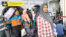 Sejumlah penumpang arus balik saat tiba di Stasiun Senen, Jakarta, Sabtu (1/7). Diperkirakan, puncak arus balik lebaran 2017 di Stasiun Senen akan mengalami puncaknya pada Sabtu (1/7) dan Minggu (2/7).  (Liputan6.com/Yoppy Renato)