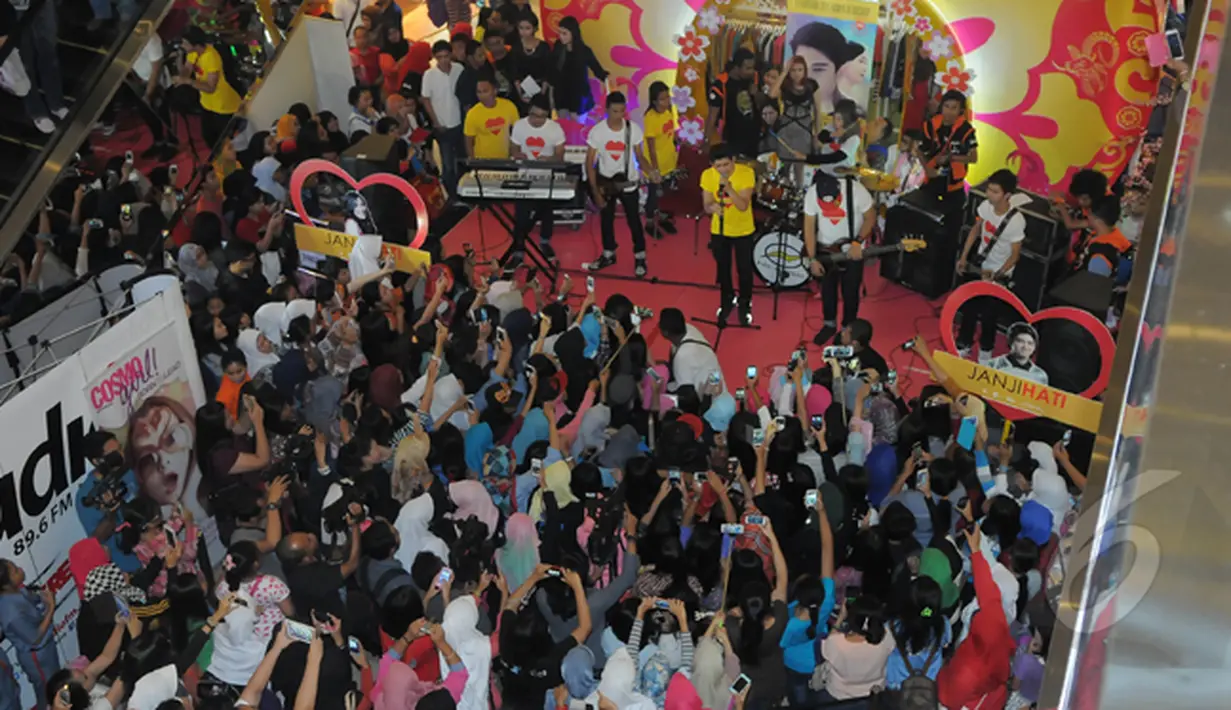 Aliando mampu menghipnotis ratusan penggemarnya saat menyanyi usai konferensi pers film "Janji Hati" yang dibintanginya di kawasan Pejaten, Jakarta, Selasa (3/2/2015). (Liputan6.com/Herman Zakharia)