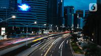 Kondisi lalu lintas di Jalan Jenderal Sudirman, Jakarta, Selasa (29/12/2020). Sejumlah jalan protokol di Jakarta akan ditutup untuk kendaraan dan orang pada malam Tahun Baru 31 Desember 2020. (Liputan6.com/Faizal Fanani)