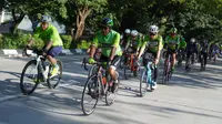 Peserta Group Ride Indonesia ke-4 GFNY Mandalika, GFNY Bali - IFG Life bersepeda melintasi Kota Makasar hingga pinggir pantai Losari dan area bangunan Benteng Rotterdam, di Makasar, Sulawesi Selatan (12/03/2023).(Liputan6.com/HO)