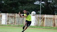 Pemain anyar Persikabo 1973,&nbsp;Syafril Lestaluhu menjalani sesi latihan. (Bola.com/Nandang Permana)