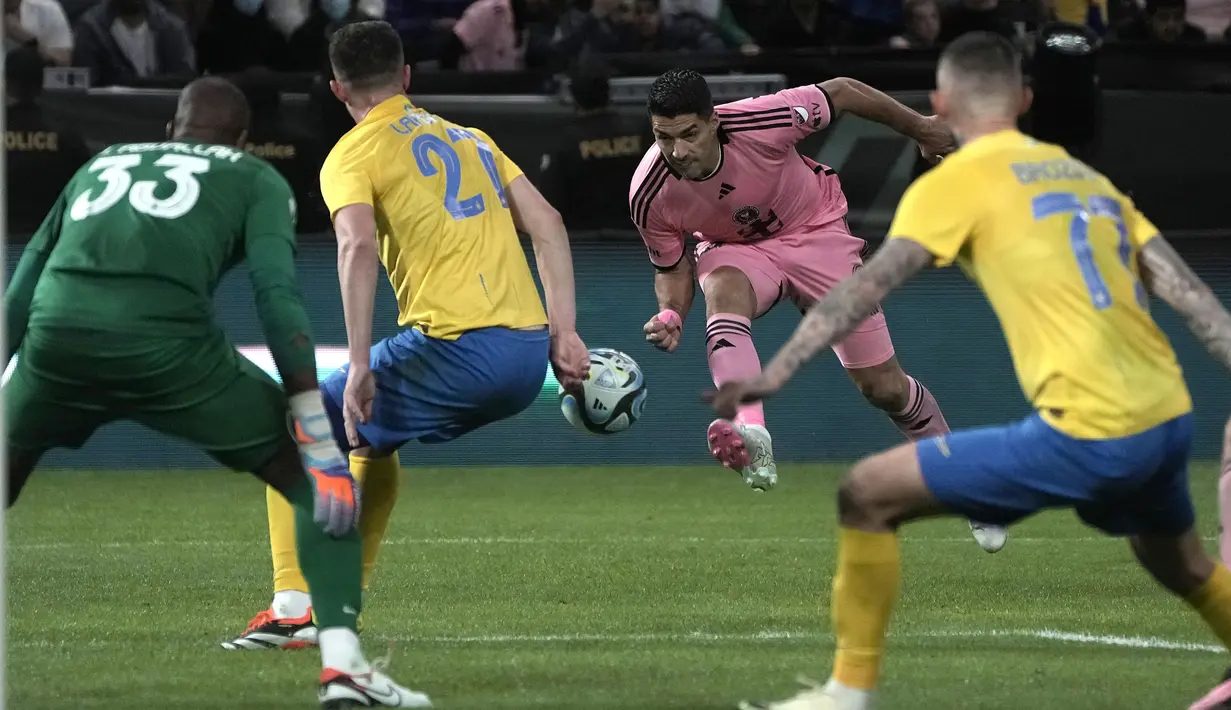 Pemain Inter Miami, Luis Suarez (tengah) berusaha mencetak gol ke gawang Al-Nassr pada laga persahabatan di Kingdom Arena Stadium, Riyadh, Arab Saudi, Jumat (02/02/2024) dini hari WIB. (AP Photo/Amr Nabil)
