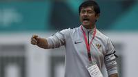 Pelatih Timnas Indonesia, Indra Sjafrie, memberikan instruksi saat melawan Arab Saudi pada laga persahabatan di Stadion Wibawa Mukti, Jawa Barat, Rabu (10/10/2018). Indonesia kalah 1-2 dari Arab Saudi. (Bola.com/Vitalis Yogi Trisna)