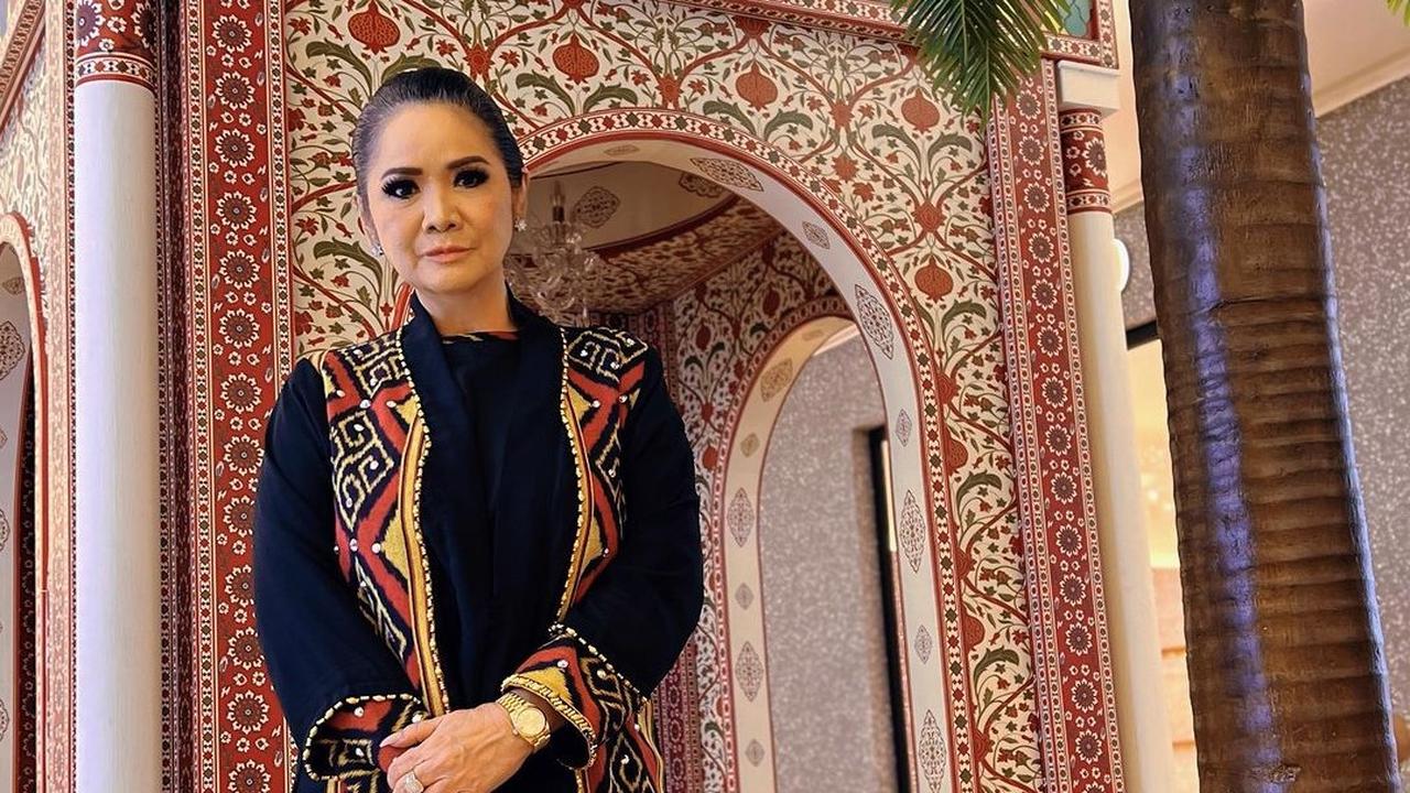 Vina Panduwinata (https://www.instagram.com/p/CqqMj8cNi_2/)