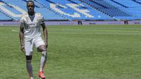 Ferland Mendy saat diperkenalkan sebagai pemain anyar Real Madrid di Santiago Bernabeu, Rabu (19/6/2019). (AP Photo/Manu Fernandez)