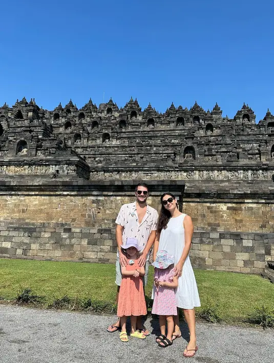 Dalam keterangan foto yang disematkan, pemeran dalam film 99 Cahaya di Langit Eropa itu juga menceritakan sejarah Candi yang masuk sebagai situs warisan duni UNESCO. [Instagram/marissaln]