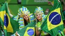 Atribut unik dua orang pendukung Brasil ketika menyaksikan pertandingan voli putri antara Brasil melawan Jepang dalam ajang Olimpiade 2016, di Rio de Janeiro, 10 Agustus 2016. (AFP PHOTO/Johannes EISELE)
