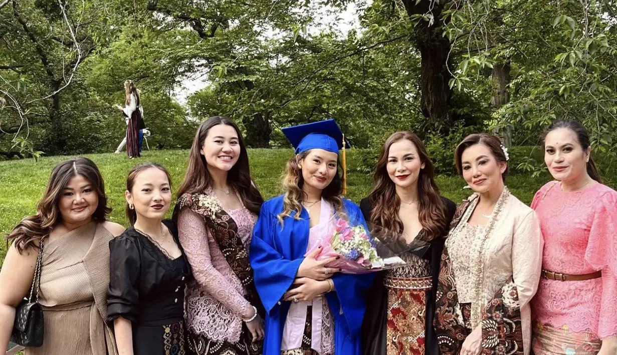 Paduan long dress dan batik hadirkan gaya yang begitu elegan dalam mengangkat wastra nusantara.  [Foto: Instagram/ Baby Mamesah]