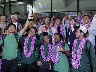 Penyambutan para pemain Timnas Indonesia usai menjadi juara Piala AFF U-22 2019 saat tiba di Bandara Soetta, Tanggerang, Rabu (27/2). Timnas Indonesia mendapatkan bonus sebesar 2,1 milliar rupiah dari Kemenpora. (Bola.com/Yoppy Renato)